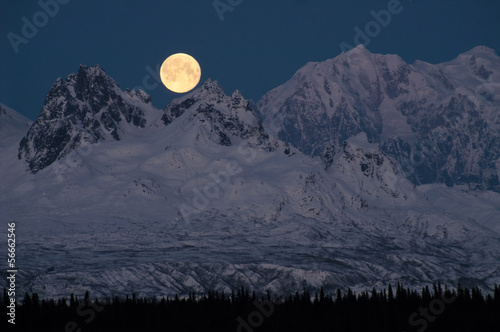 麦金利山德纳里山脉的满月在阿拉斯加午夜