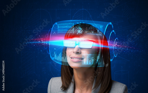 戴着高科技智能眼镜的未来女性