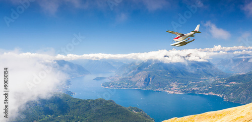 水上飞机飞过科莫湖-意大利