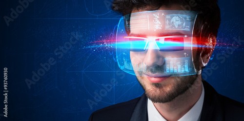 戴着未来高科技智能眼镜的男人