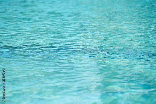 蓝色游泳池波纹水细节