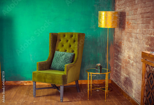 经典风格的奢华绿色复古扶手椅