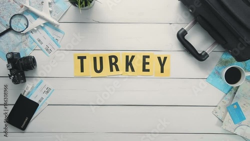俯视图延时把手放在白色的桌子上“土耳其”“装饰着旅行物品”
