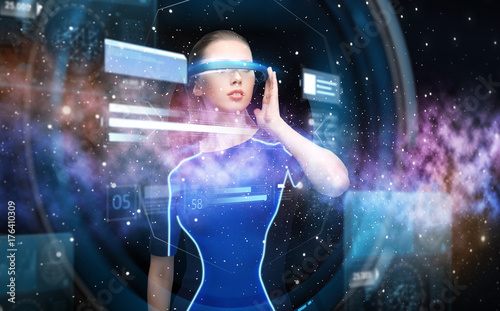 女子戴着带图表的虚拟现实3d眼镜