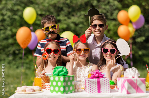假期，童年和庆祝概念-快乐的孩子与派对道具在夏天的生日