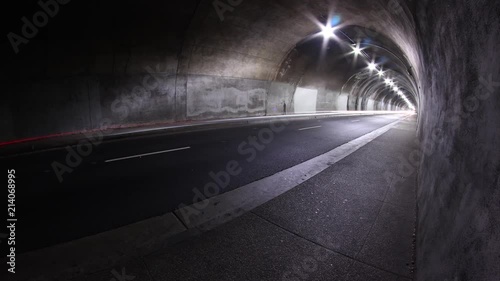 这是在洛杉矶市区第三街隧道内拍摄的时间延时
