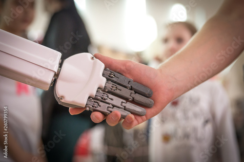 人和机器人握手。人类与人工智能互动的概念