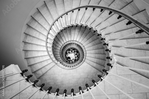 漂亮的圆形楼梯在老房子，蜗牛几何