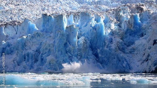 巨大的哈伯德冰川崩解，哈伯德冰川，阿拉斯加