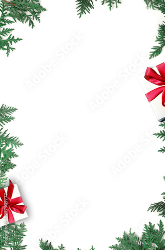 冷杉枝和礼物在白色背景与文本复制空间。圣诞节