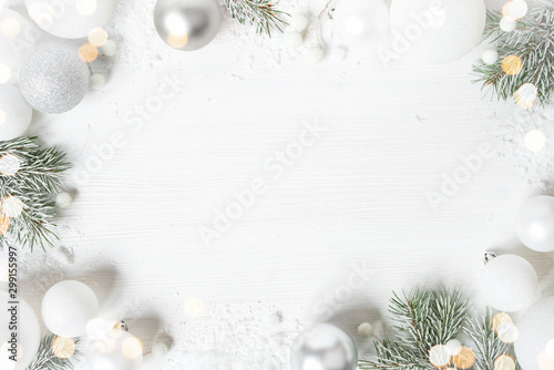 白色圣诞背景与云杉霜冻早午餐和圣诞灯
