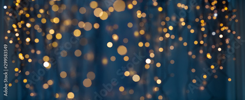 节日照明和装饰概念-圣诞花环散景灯在深蓝色背景