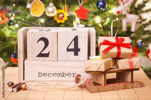 日期12月24日日历，包装礼物和圣诞树装饰，平安夜时间c
