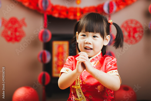 中国女婴穿着传统服饰庆祝中国新年