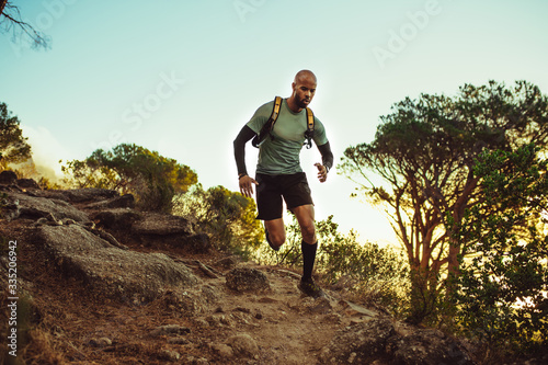 一名男子在岩石山路上奔跑