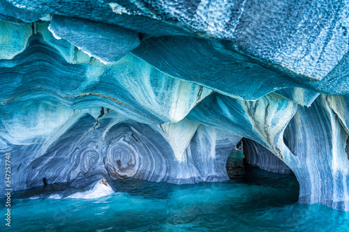 自然地标大理石洞穴(西班牙语:Cuevas de Marmol)在智利的卡雷拉将军湖，帕特