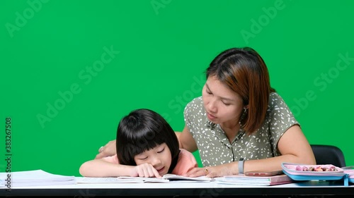 女孩在绿屏上和妈妈做作业，孩子在写论文，教育理念