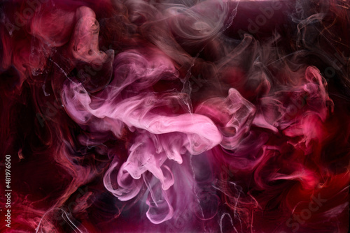 粉红色的烟在黑色墨水背景，彩色雾，抽象漩涡触摸海洋海，丙烯颜料p