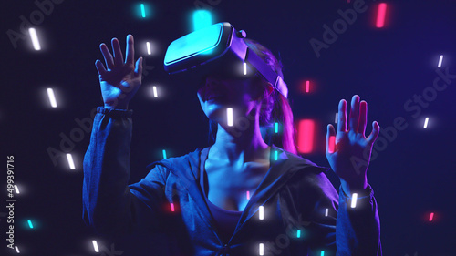 元宇宙VR虚拟现实游戏游玩，男女玩家玩元宇宙虚拟数字技术g